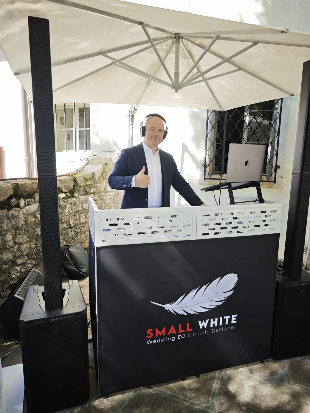 Postazione DJ Small White allestita per il matrimonio a Villa Cigolotti