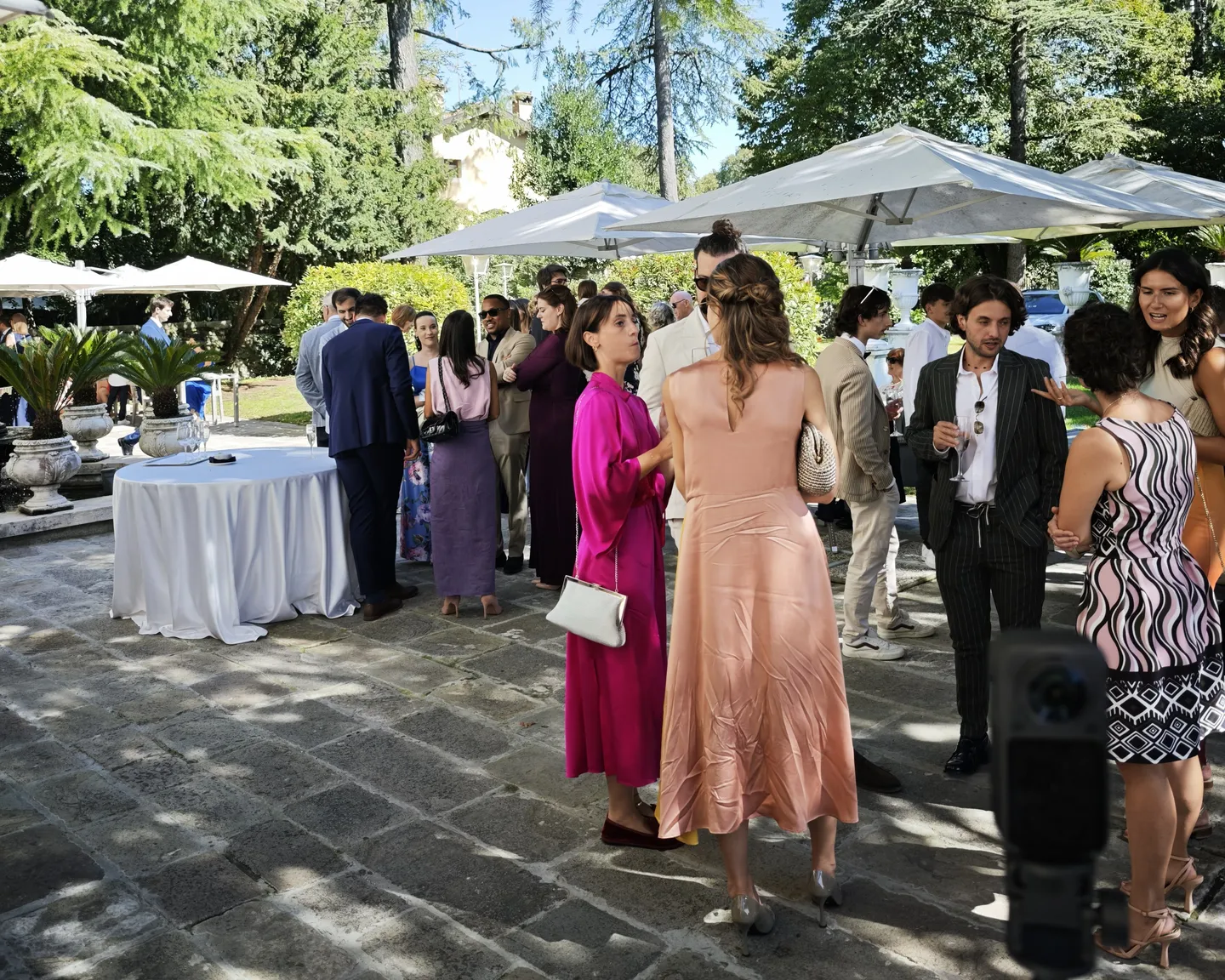 Invitati durante l'aperitivo del matrimonio a Villa Cigolotti