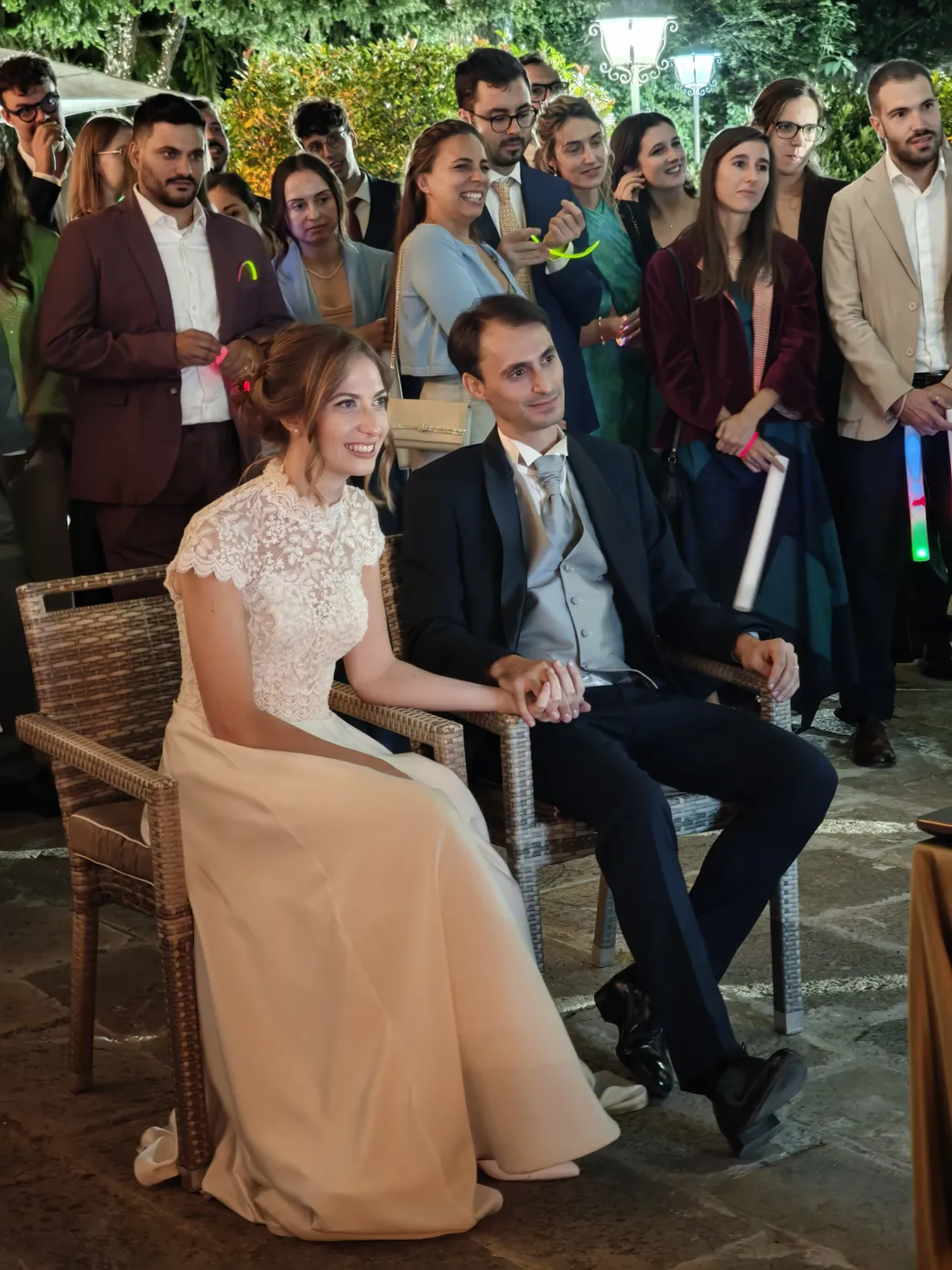 Alessandro e Alessandra insieme agli invitati durante il momento organizzato dagli amici a Villa Cigolotti
