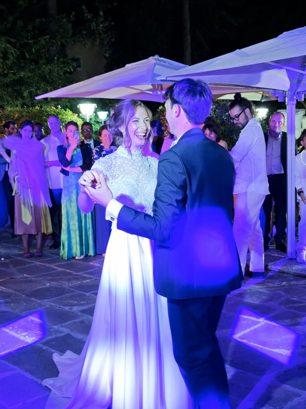 Alessandro e Alessandra durante il ballo serale a Villa Cigolotti
