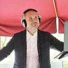 Console DJ e cuffie durante un evento