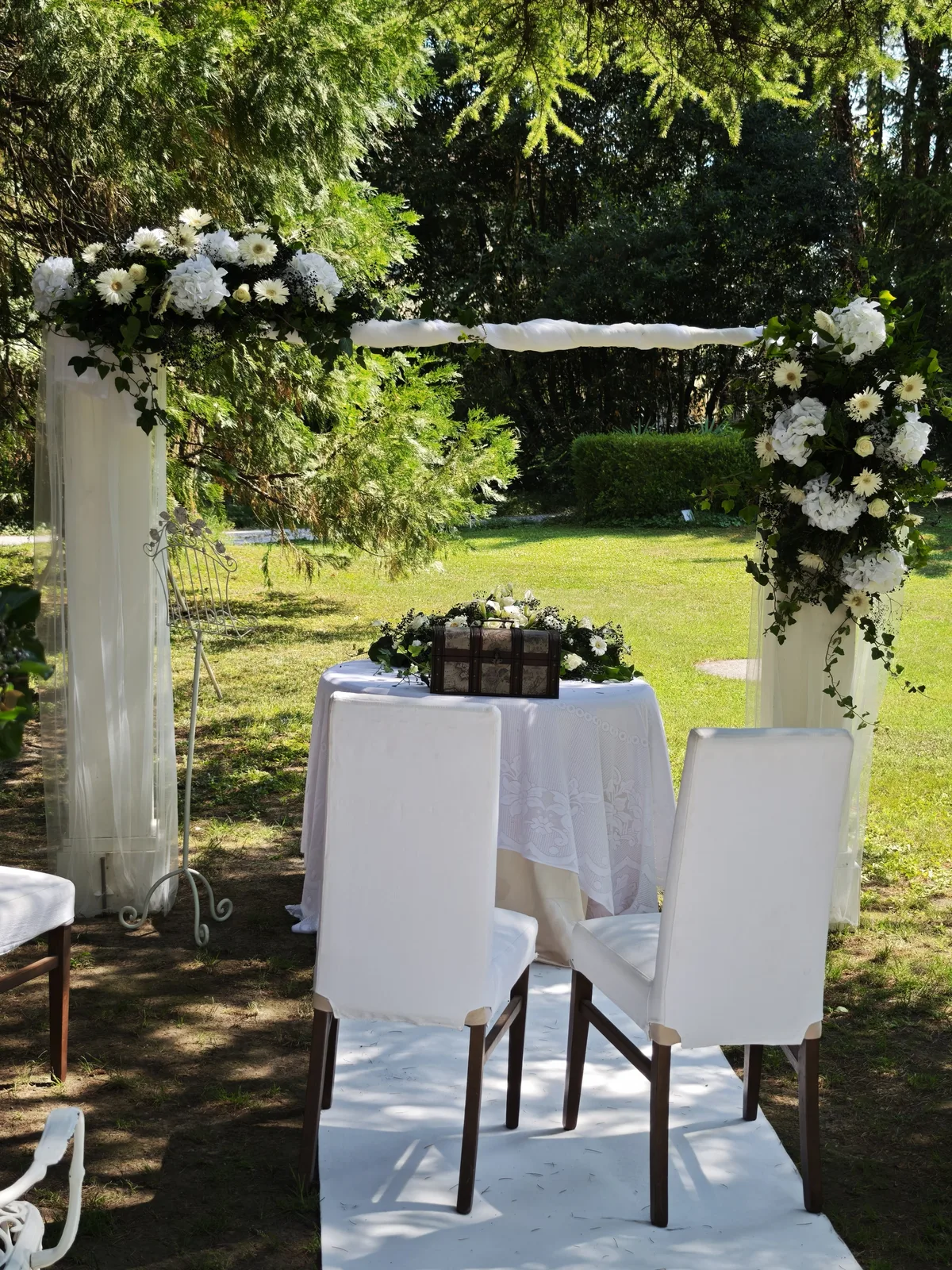 Allestimento della cerimonia simbolica nel giardino di Villa Luppis con il cofanetto sul tavolo