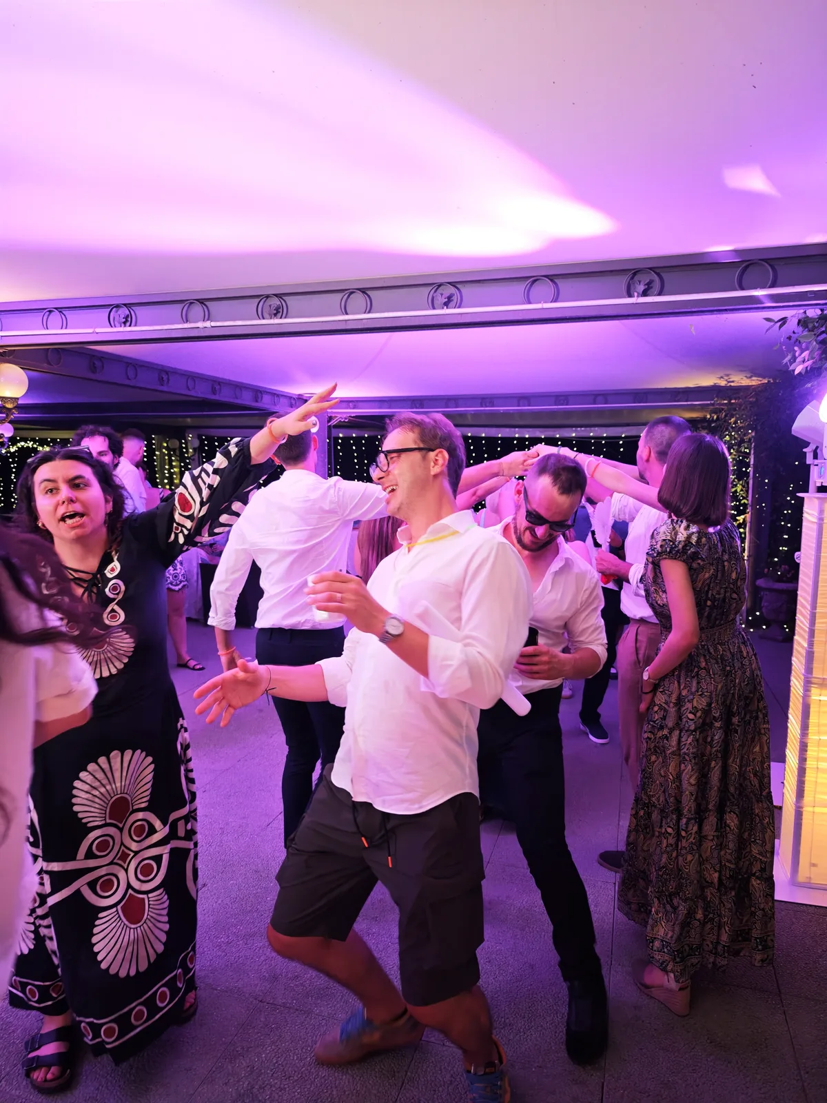 Invitati in pista durante il party del matrimonio di Doria e Giulio a Villa Luppis