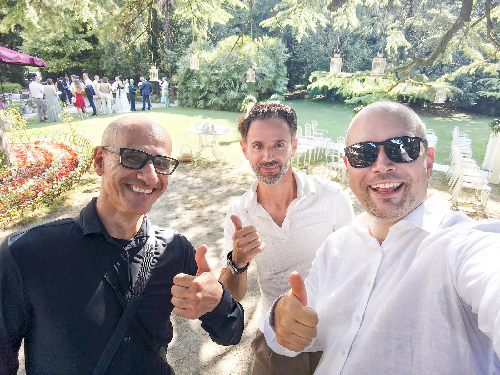 Marco con fotografo e videomaker prima della cerimonia nel giardino di Villa Luppis