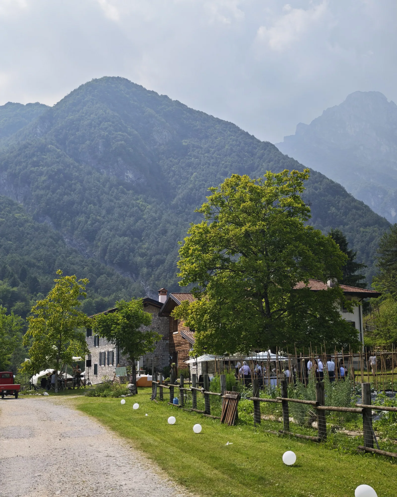 Borgo Titol a Tramonti di Sopra nel giorno del matrimonio di Surubhi e Matteo