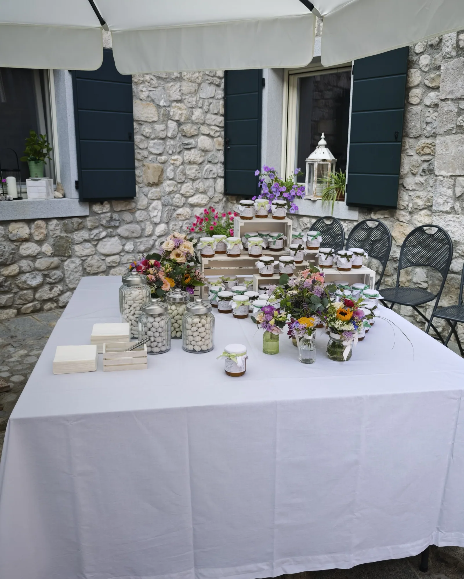 Tavolo delle bomboniere nel chiostro di Borgo Titol